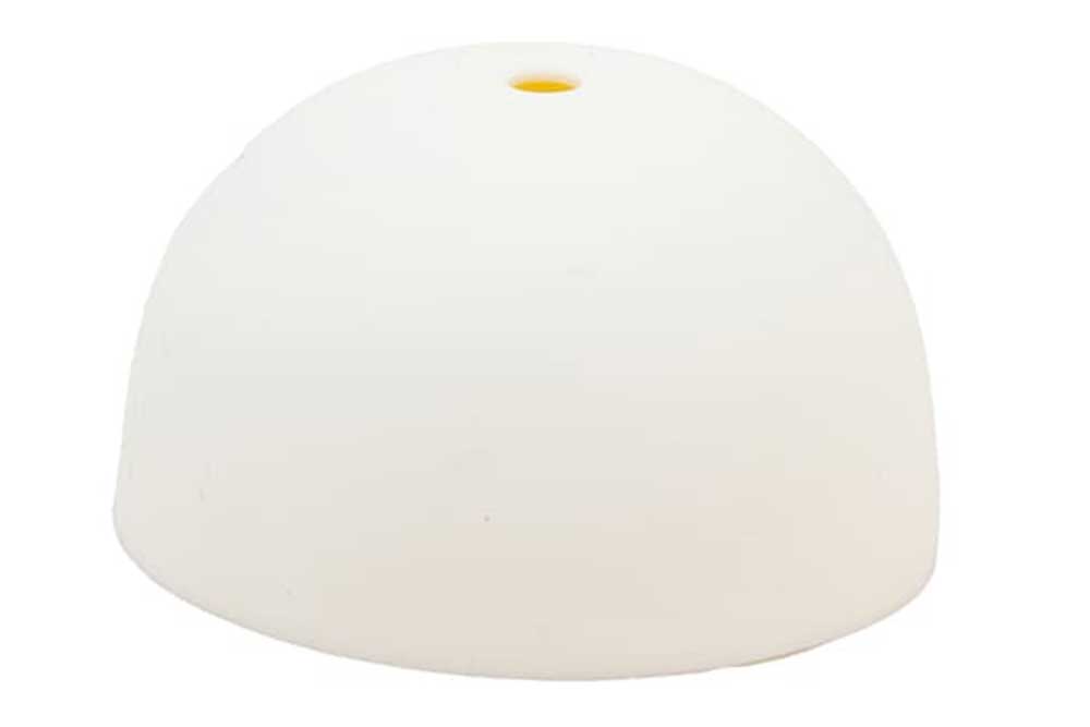 Vit CableCup Nano-takbricka i flexibel silikon, med kompakt halvsfärisk form och centralt kabelhål.