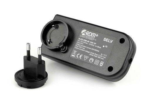 LED-drivdon från Arditi med utbytbar stickpropp – för konstant spänning eller konstant ström beroende på anslutningstyp.