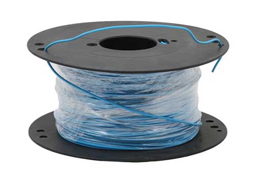 Blå RK 1x0,75-kabel på plastbobin, emballerad med plastfilm – avsedd för fast installation eller intern koppling i elutrustning. 