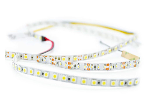 Flexibel LED-strip med SMD-dioder för dekorativ eller funktionell belysning – kan kombineras med aluminiumprofil och täcklist för montering.