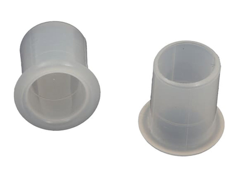 Genomföringsbussningar i plast för skydd av kabelinföring i armaturer och kapslingar, med krage för säker montering i hål.