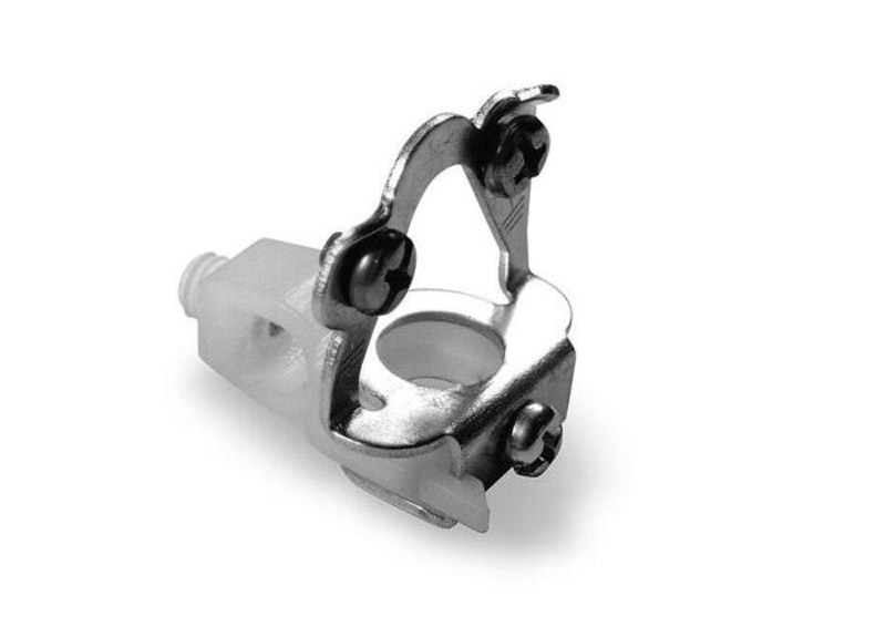 Upphängningsbygel för armaturmontage, med kombination av plastfäste och metallklammer för säker och stabil infästning i tak eller vägg.