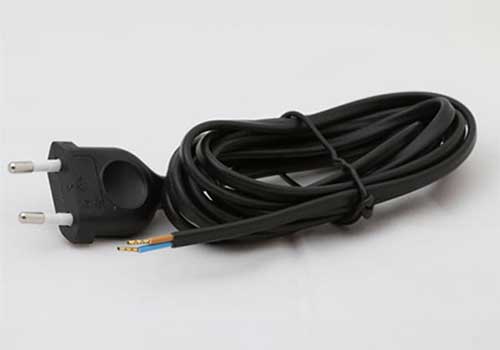 Svart sladdställ med ojordad stickpropp och tvåledarkabel, typ SKX 2x0,75, för anslutning av armaturer eller småapparater. 