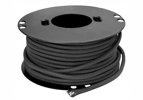 Svart textilkabel på bobin – rund kabel med dekorativ textilflätning, vanligt förekommande i synlig belysningsinstallation.